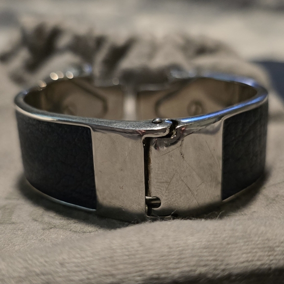 ALEXANDER MCQUEEN Leather & Metal Twin Skull Hinged Cuff - Picture 5 of 15